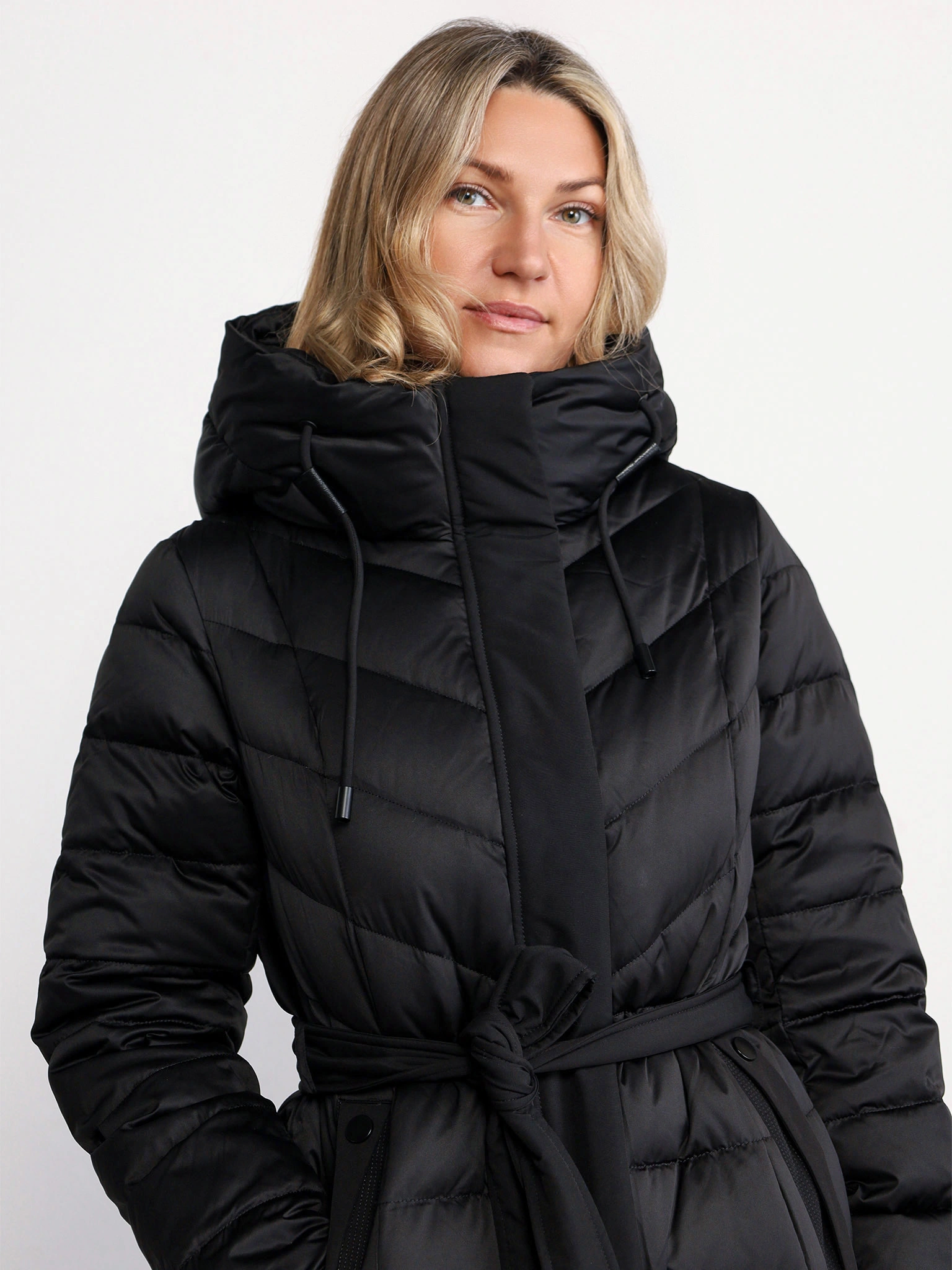 Пуховик черного цвета с капюшоном